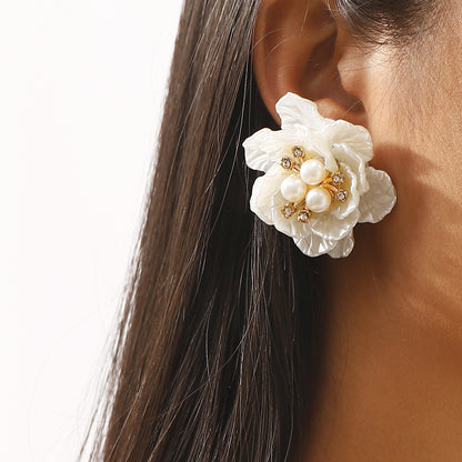 Collier rétro romantique en perles et camélias tridimensionnels