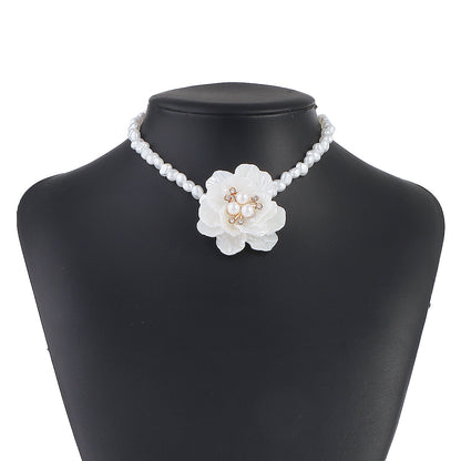 Collier rétro romantique en perles et camélias tridimensionnels